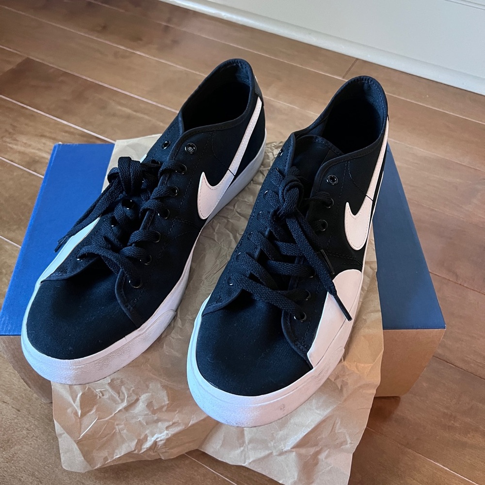 Nike SB Skate Shoes Men’s- 11- Black and White